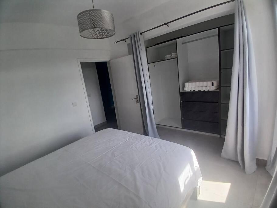 Grand Contemporain Sur Proche De La *